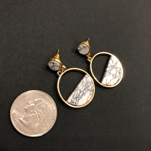 Danity circular white marble and gold earrings - Picture 4 of 5